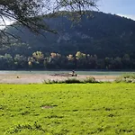 Szigetcsúcs Lakókocsi-vissza A Természetbe A Duna Parton Kisoroszi