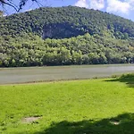 Szigetcsúcs Lakókocsi-vissza A Természetbe A Duna Parton Kemping Kisoroszi