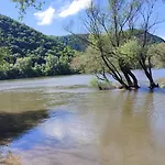 Szigetcsúcs Lakókocsi-vissza A Természetbe A Duna Parton *