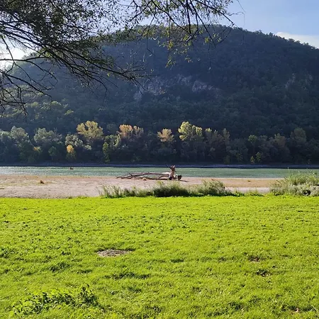 Szigetcsúcs Lakókocsi-vissza A Természetbe A Duna Parton Kisoroszi