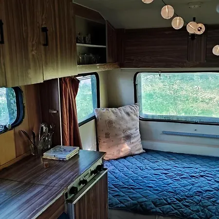 Szigetcsucs Lakokocsi-vissza A Termeszetbe A Duna Parton Camping *