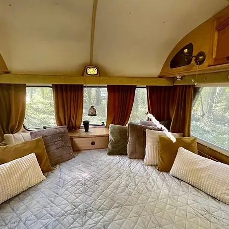 Szigetcsucs Lakokocsi-vissza A Termeszetbe A Duna Parton Camping Kisoroszi