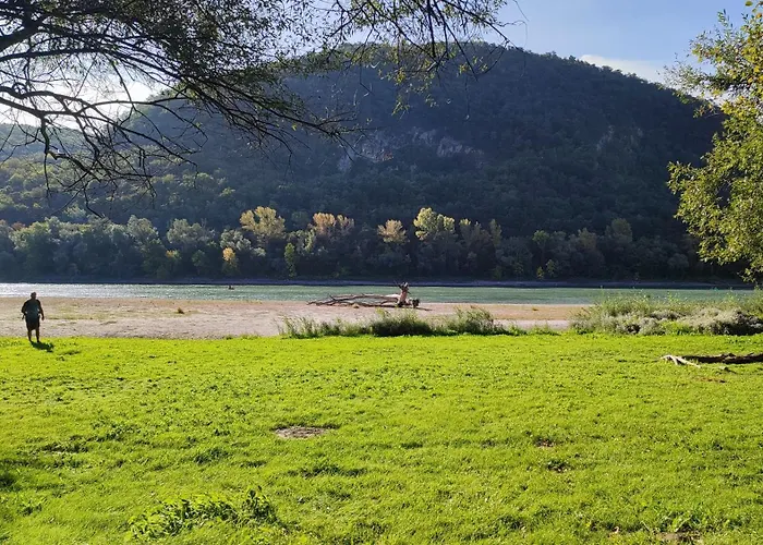 Szigetcsucs Lakokocsi-vissza A Termeszetbe A Duna Parton Kisoroszi