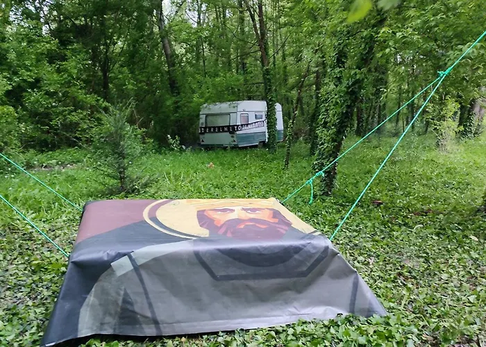 캠프장 Szigetcsucs Lakokocsi-vissza A Termeszetbe A Duna Parton Kisoroszi